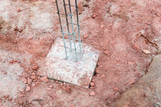 施工现场建筑物桩基。钢筋混凝土桩、基础板。桩承台加固工作。工地基础结构工程。图片下载