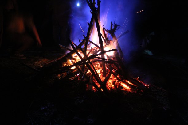 篝火在黑色背景图片下载