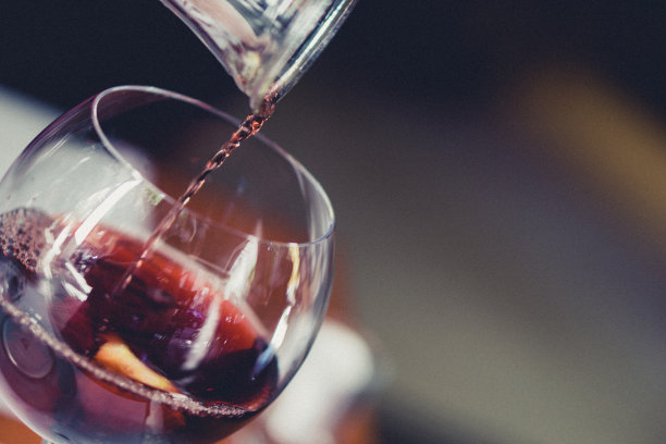 在雅典一家餐厅的露台上，人们正在用玻璃杯倒着美味清爽的桑格利亚汽酒。图片下载