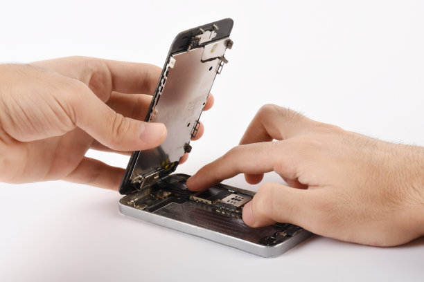 技术人员修理损坏的智能手机，服务人员正在修理损坏的智能手机图片下载