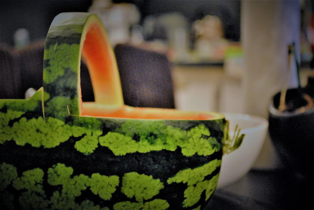 桌上放着西瓜图片下载