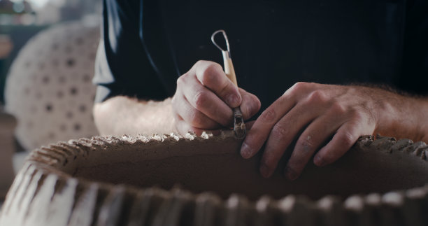 在陶器上创造装饰的作物工匠图片下载