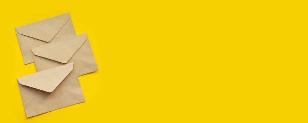 三个工艺空白信封在黄色水平背景与复制空间图片下载