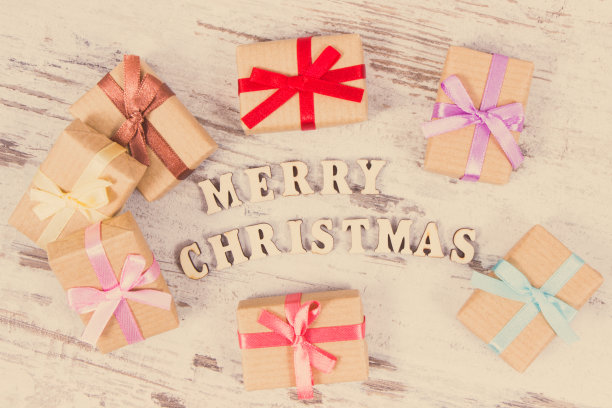 礼物用彩带和题词圣诞快乐，节日时间概念。的照片图片下载