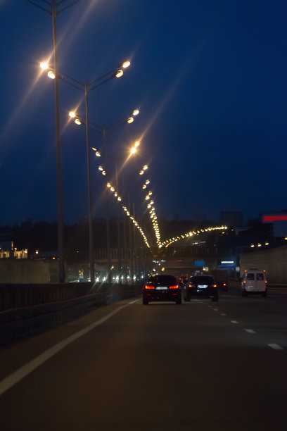 晚上大街上的车流图片下载