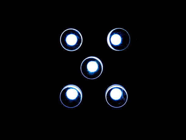 白色的led灯泡在黑暗中发光。图片下载