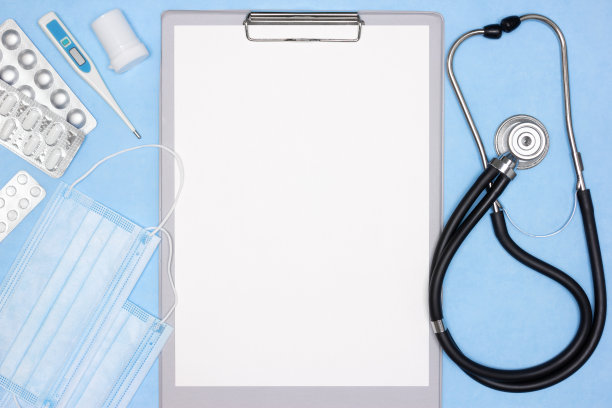 空白患者病史，听诊器，口罩，数字体温计，药片上蓝色桌面视图，平躺。医学背景。本空间图片下载