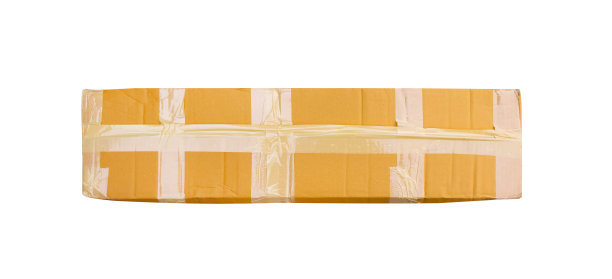 顶视图长纸板盒封闭胶带，在线购买和发货隔离在白色背景，剪切路径图片下载