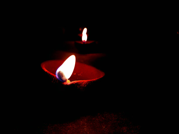 快乐的排灯节-彩色的粘土diya灯点燃装饰在一个排灯节庆祝在晚上与复制空间。图片下载