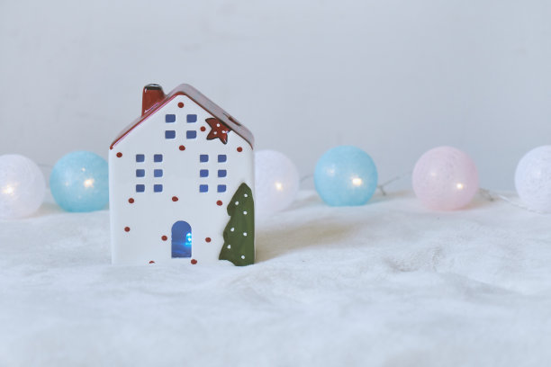 圣诞老人的圣诞纪念品屋在灯光背景下图片下载