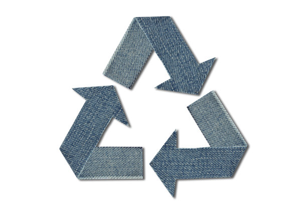 白色背景牛仔布的回收符号——生态的概念图片下载