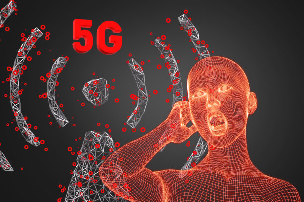 女士站在5G基站旁，手扶头部图片下载