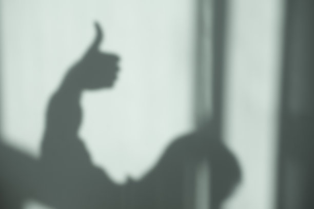 一面竖起大拇指一面举起手图片下载