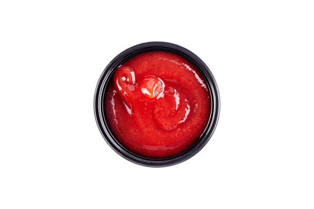 自制番茄酱放在一次性塑料碟子里，白色背景，俯视图。孤立的图片下载
