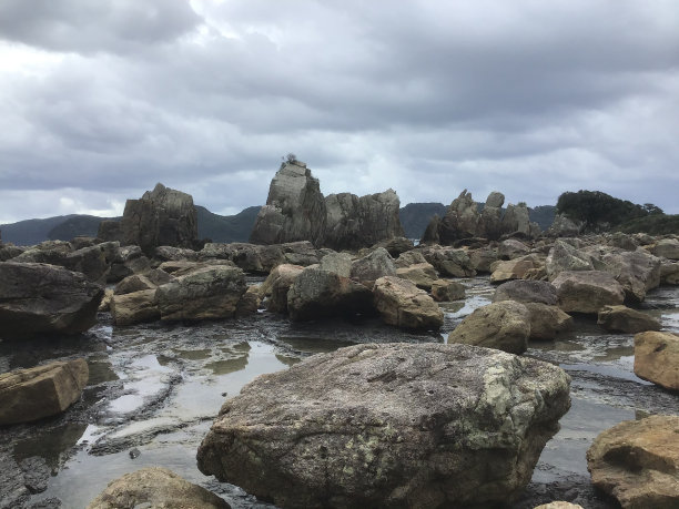 太平洋中的一群巨大的岩石图片下载