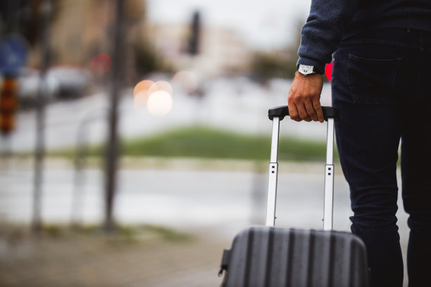 一个男人的手与手表拿着行李的特写图片下载