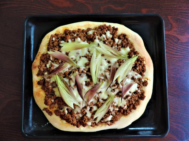 原味披萨配肉酱和菊苣。特写镜头。自制的。图片下载