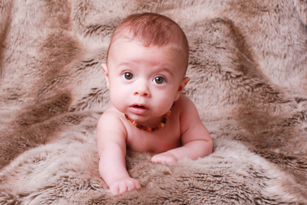 三个月大的可爱男婴图片下载