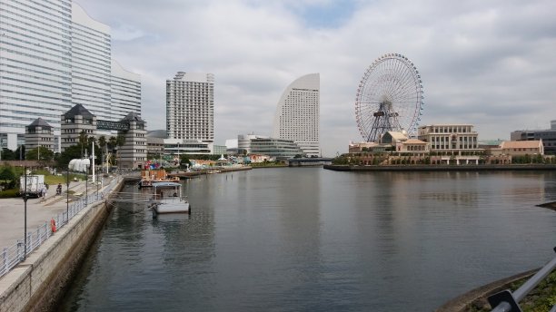 Cosmo Clock 21是横滨港区未来21区Cosmo世界游乐园里的一个巨型摩天轮图片下载