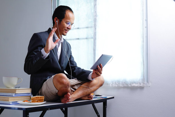 一个用平板电脑开会的人。在家工作的概念。图片下载