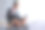 一个用平板电脑开会的人。在家工作的概念。图片下载