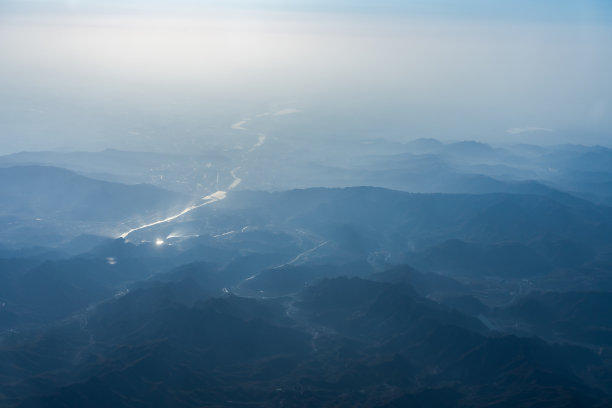 云和山脉的航空摄影图片下载