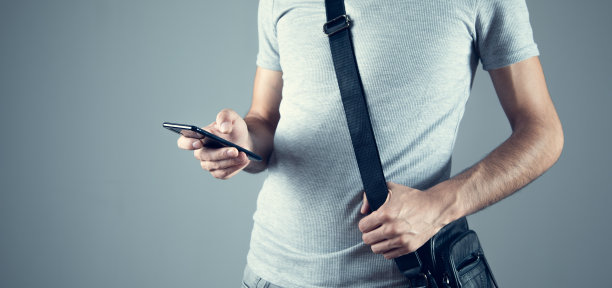 手持智能手机的男子图片下载