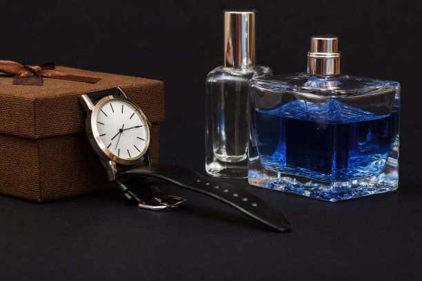 一套男士商务风格配饰及礼盒。图片下载