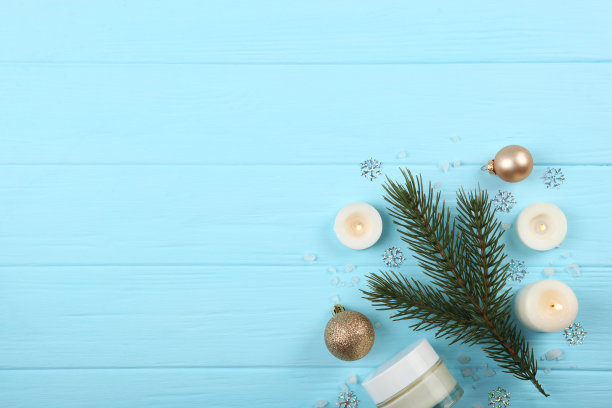 桌子上的水疗组合和圣诞饰品。放松护理产品。皮肤护理图片下载
