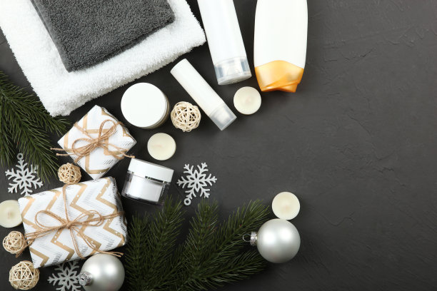 桌子上的水疗组合和圣诞饰品。放松护理产品。皮肤护理图片下载