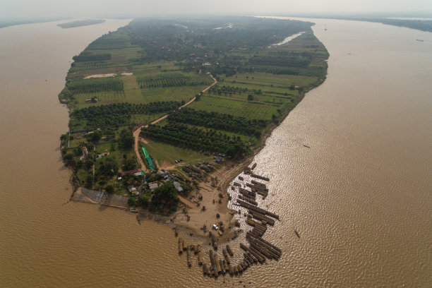 Koh Dach -丝绸岛当地的海滩，在柬埔寨金边湄公河上的岛屿亚洲无人机照片视图图片下载