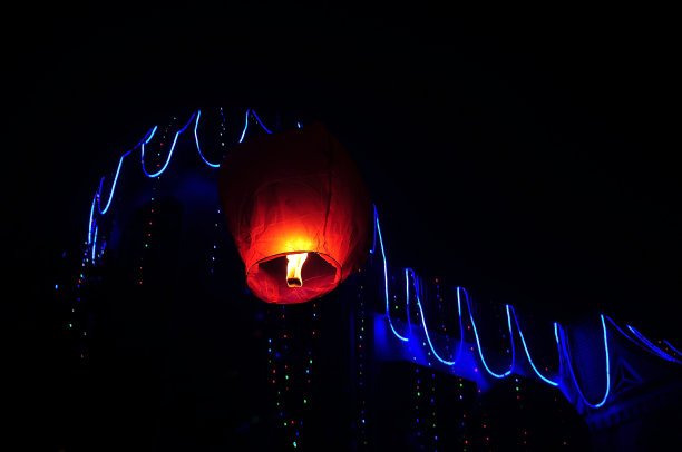 排灯节之夜，带有节日装饰灯的天灯。图片下载