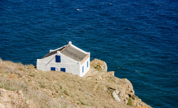 海边有蓝色百叶窗的白色房子图片下载