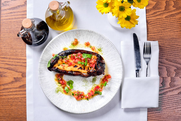 桌上放着一盘填馅西葫芦。从以上观点。图片下载