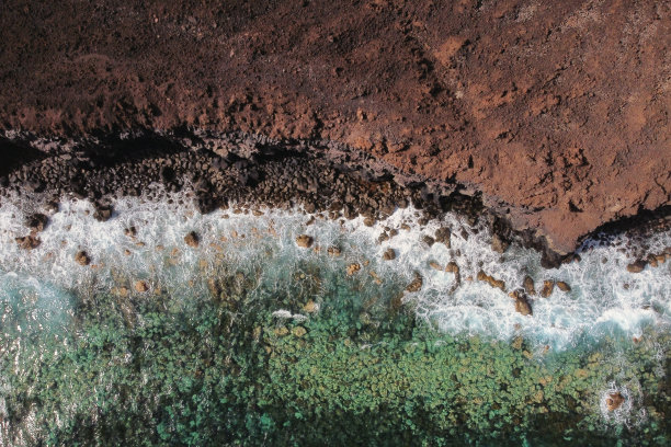 鸟瞰图海浪溅在岩石火山海岸线。高质量的照片图片下载