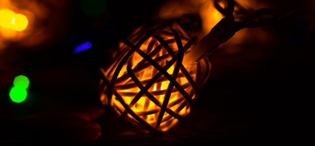 圣诞彩灯特写照片。晚上的惬意心情。节日的时间。假期的概念。新年快乐。图片下载