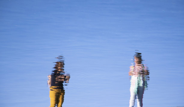 湖水中两人的倒影图片下载