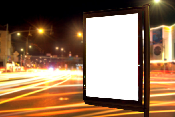 夜色城市背景上的空白招牌。设计的模型。免费的广告空间。从画框边缘看横幅的清晰度。图片下载