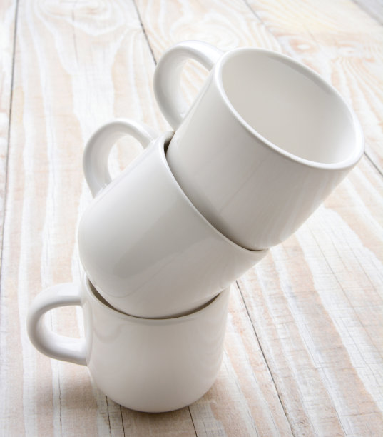 三个白色杯子堆叠图片下载