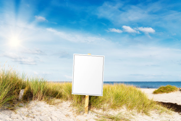 路标与拷贝空间在宽阔的沙滩上对着大海和蓝天图片下载