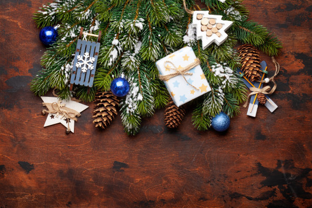 圣诞贺卡与冷杉树和装饰图片下载