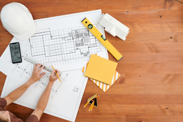 俯视图的手当代女性工程师或建筑师的草图图片下载