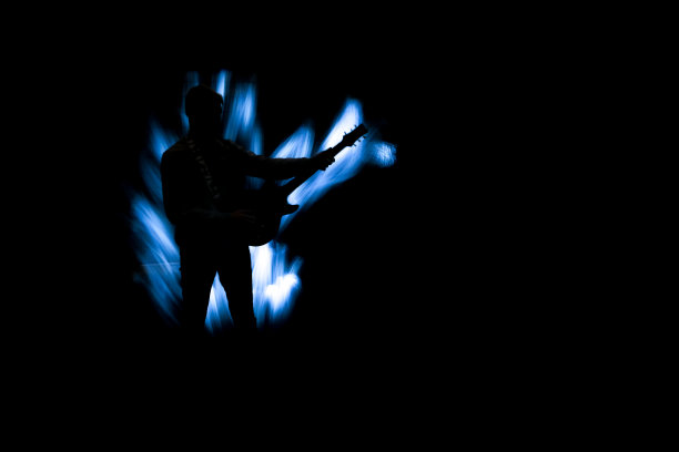 一个拿着吉他的男人的剪影。图片下载