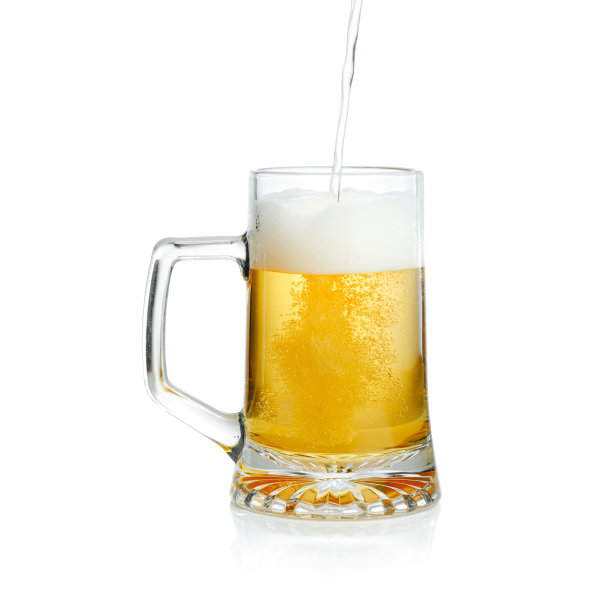 在杯中倒入新鲜的生啤酒，隔离在白酒上图片下载