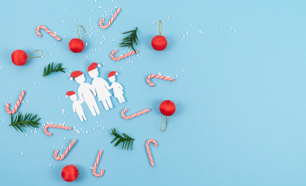 家庭剪纸在圣诞节的蓝色背景与圣诞装饰。图片下载