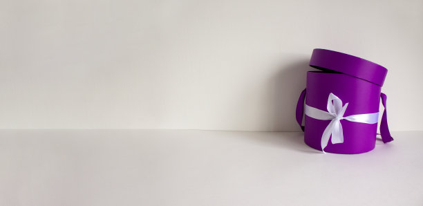 美丽的白色背景上的圆形礼盒。副本的空间。的概念。网页横幅。图片下载