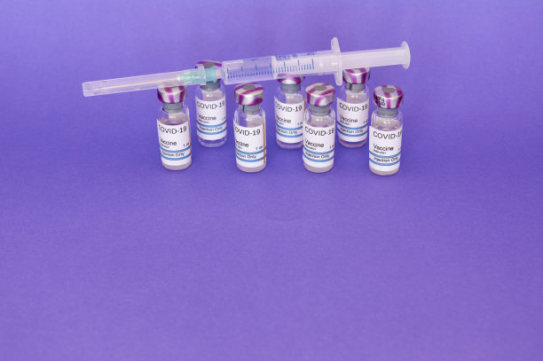 紫色背景下的COVID-19冠状病毒疫苗。为健康做好准备，世界健康新常态图片下载