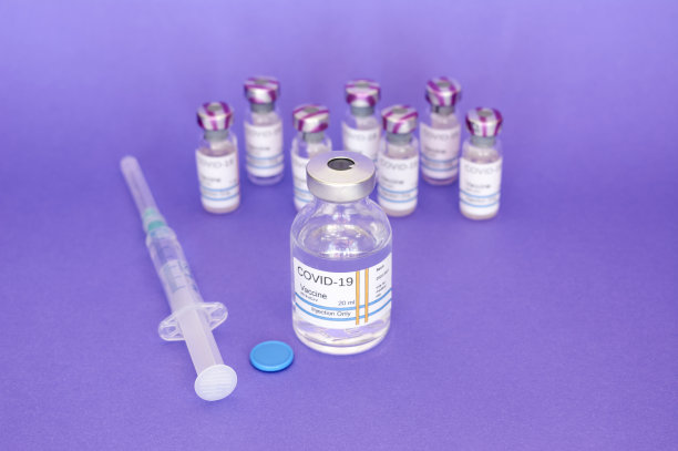 紫色背景下的COVID-19冠状病毒疫苗。为健康做好准备，世界健康新常态图片下载