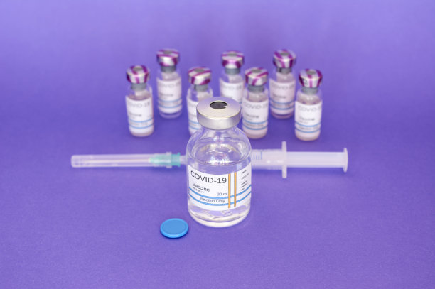 紫色背景下的COVID-19冠状病毒疫苗。为健康做好准备，世界健康新常态图片下载