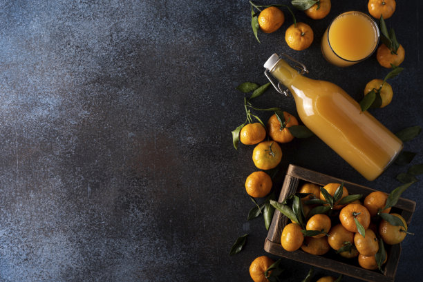 橘子汁装在瓶子里，成熟的橘子装在木箱里图片下载